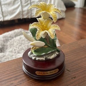 Vintage Sankyo porcelain yellow lily music box